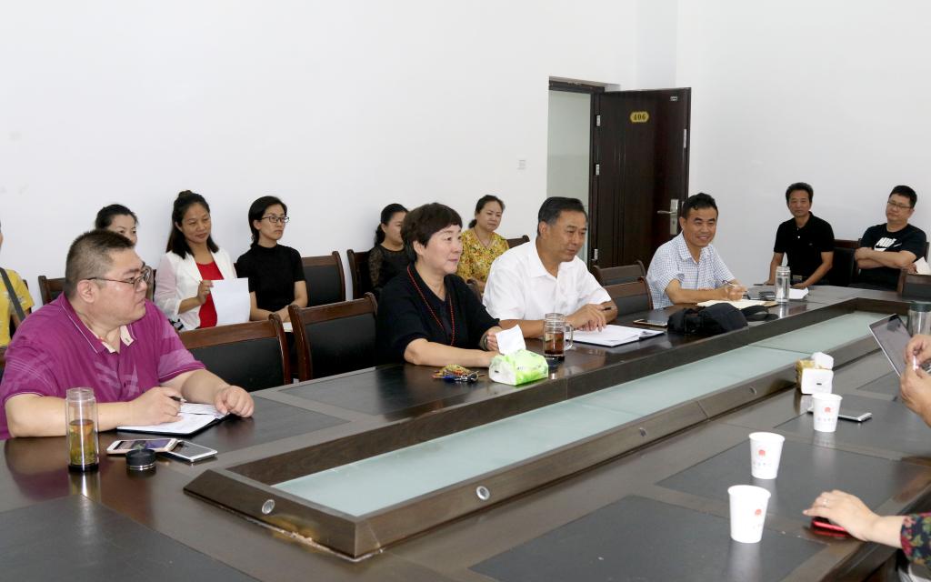 闫永丽经理主持座谈会,介绍公司情况