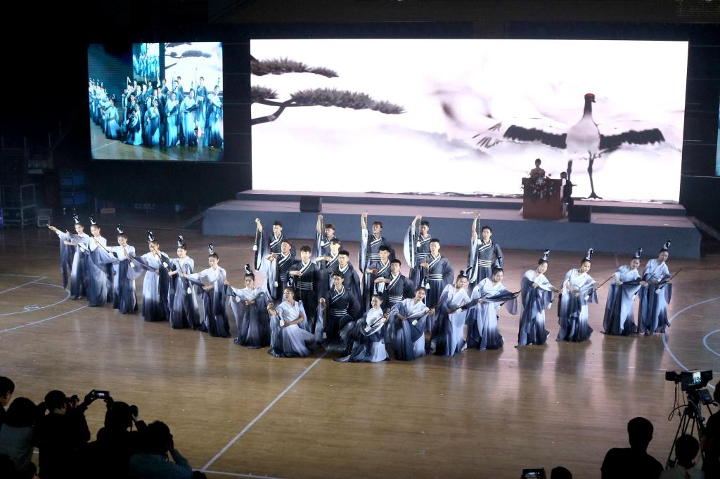 公司舞蹈系员工表演大型舞蹈《墨韵》