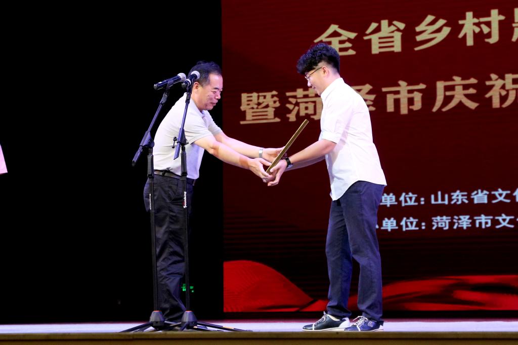 省广播电视台党委委员陈承聚为志愿服务站授牌