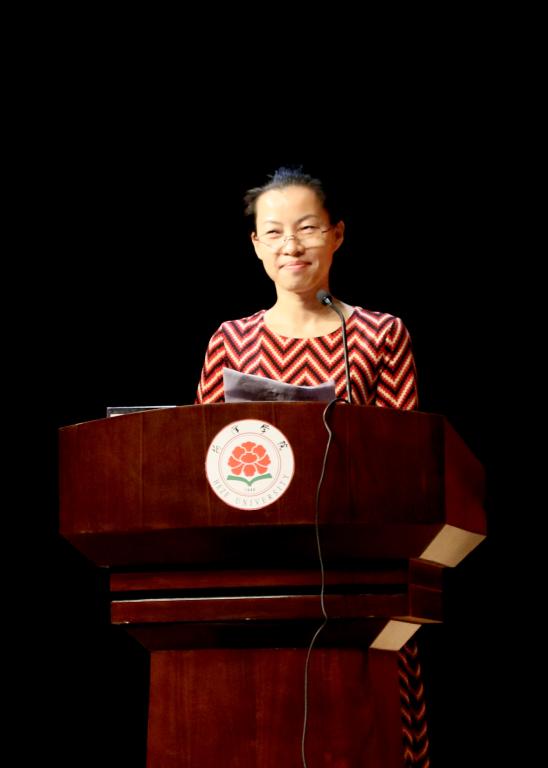 舞蹈系主任、副教授闫洁代表全体教师发言