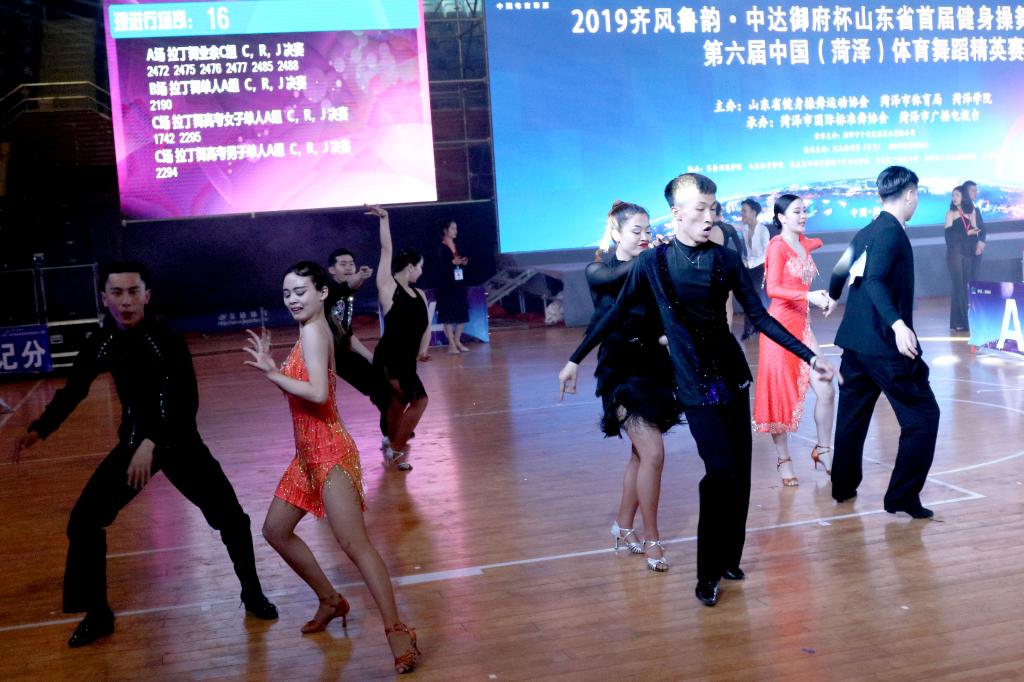 公司体育舞蹈专业员工参加比赛现场